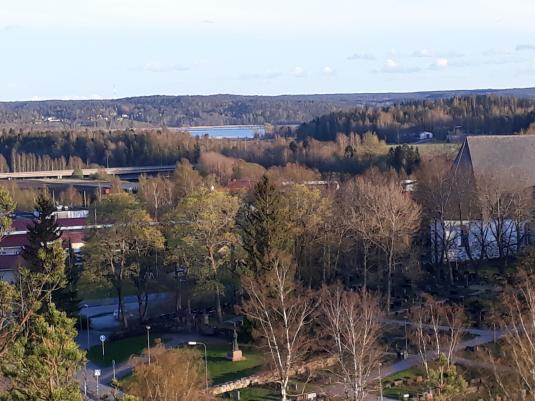 Näkymä Halikon keskustaan: puita ja keskiaikainen kirkko.